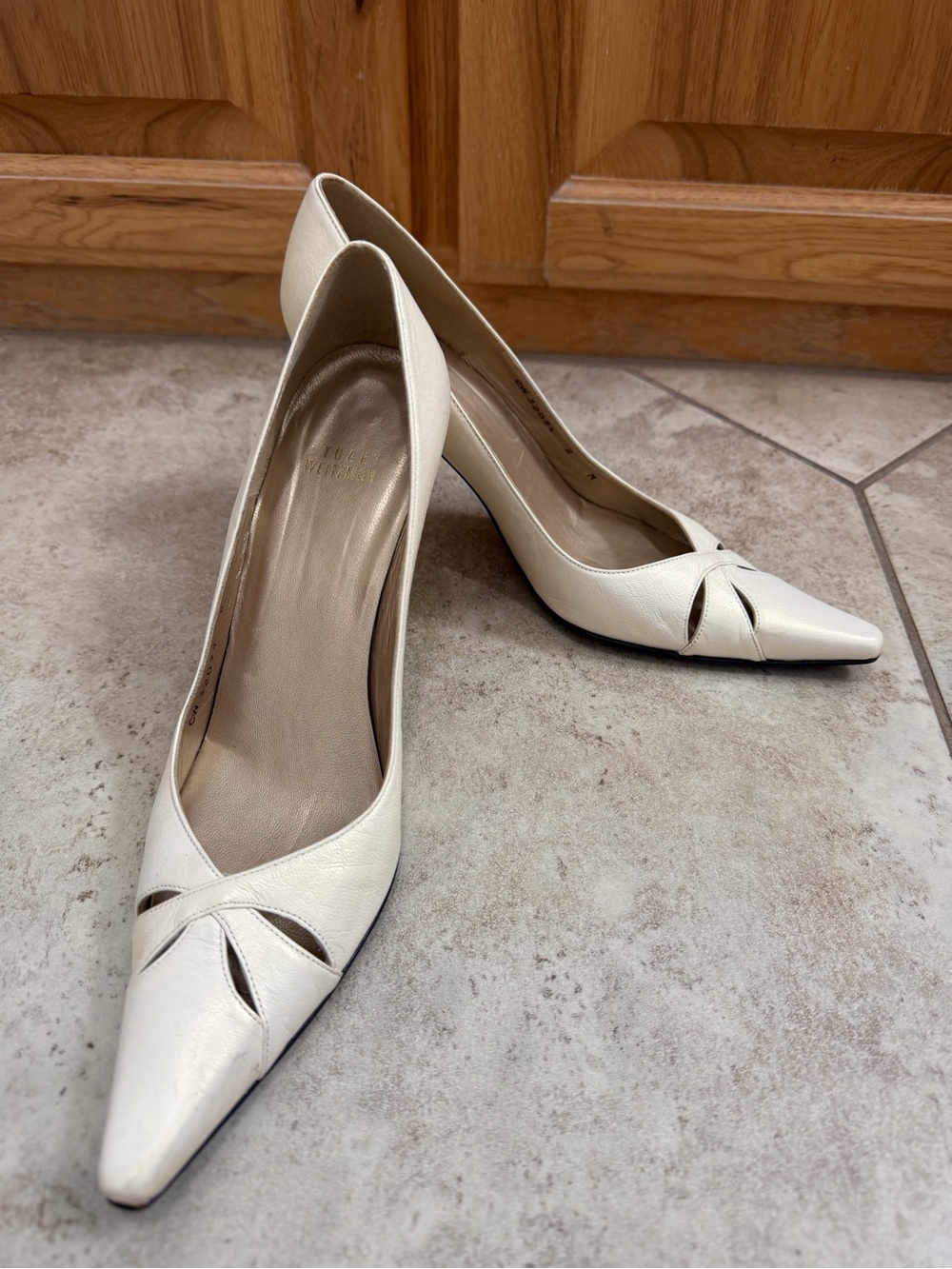 Stuart Weitzman Cream Pointed Toe Leather Pumps with Cutout Detail